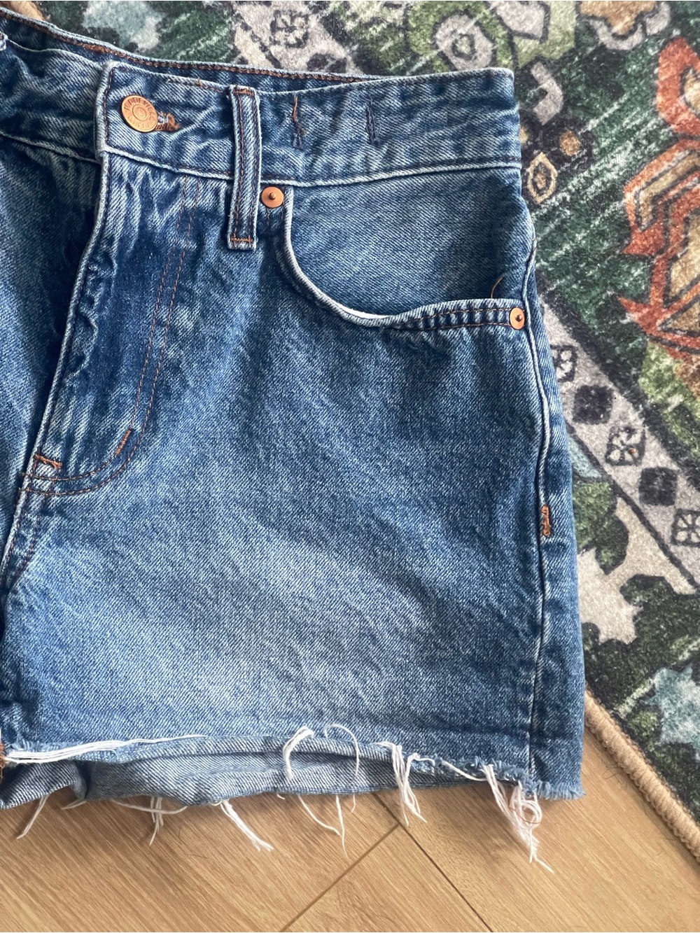 Madewell Distressed Mid-Blue Denim Relaxed women's Shorts - Picture 4 of 11